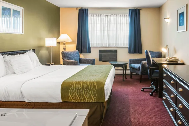 غرفة قياسية بسرير كينج بحوض جاكوزي، Rodeway Inn Grandville - Grand Rapids 3/10
