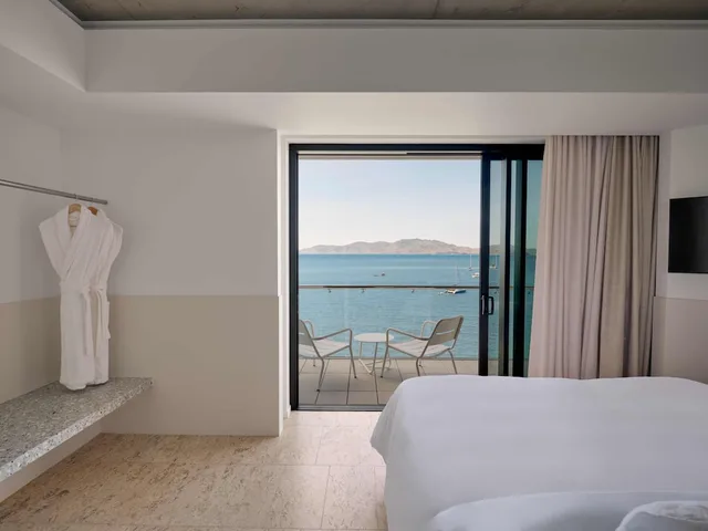 Ocean, Suite, King Bed, Corner, Ardo Townsville 2/2