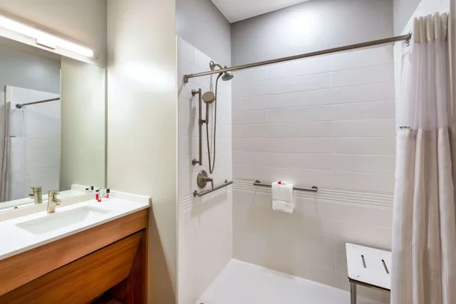 غرفة بسريرين كوين لذوي الإعاقة، Microtel Inn and Suites by Wyndham Farmington 3/4