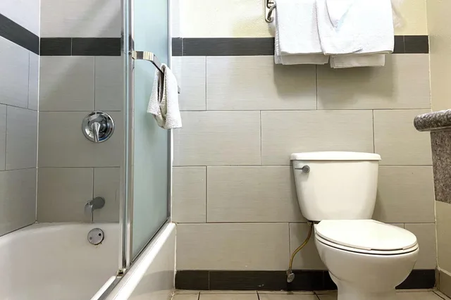 Room, Multiple Beds, Smoking، Robinhood Motel Anaheim West 6/7