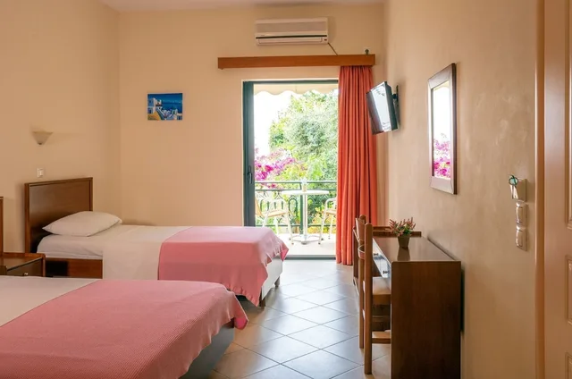 غرفة قياسية ثلاثية بإطلالة على الحديقة مع سرير سحّاب إضافي، Loukas Hotel &amp; Apartments 2/9