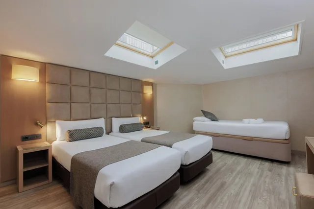 غرفة ثلاثية، Hotel Suizo 1/8