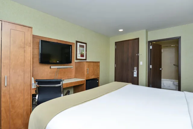 غرفة قياسية بسرير كينج وسرير كوين لذوي الإعاقة، Holiday Inn Express Manhattan Midtown West 2/2