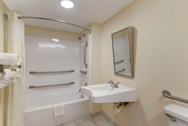 Upgrade, King Bed, Smoking, Accessible، Quality Inn Cordele 4/4