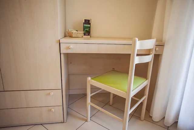 غرفة بسرير مزدوج مع أريكة، Chianti Village Morrocco 3/4