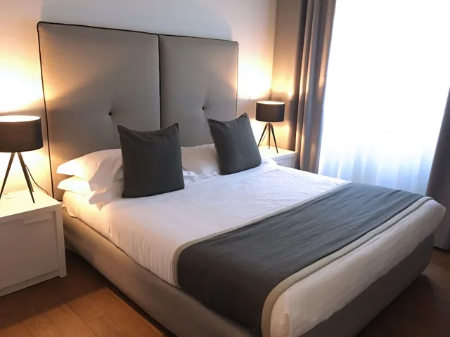 غرفة تنفيذية رباعية بسرير كوين مع أريكة، De La Ville 2/7