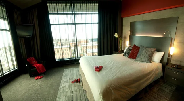 جناح بريستيج بسرير كينج، Grand Times Hotel Sherbrooke 2/8