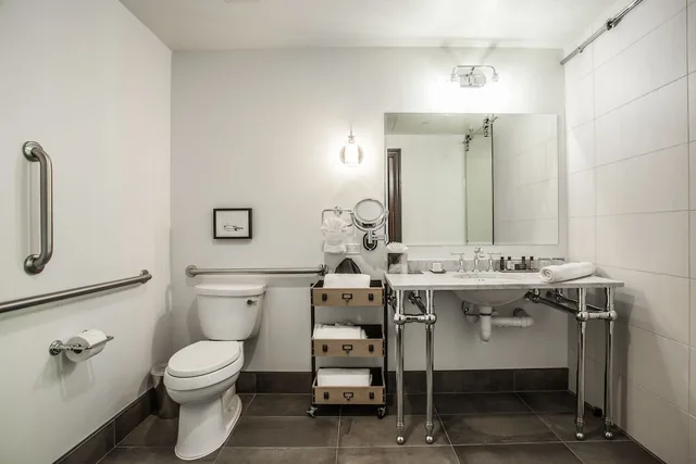 غرفة تقليدية بسريرين كوين لذوي الإعاقة، Ironworks Hotel Indy 3/3