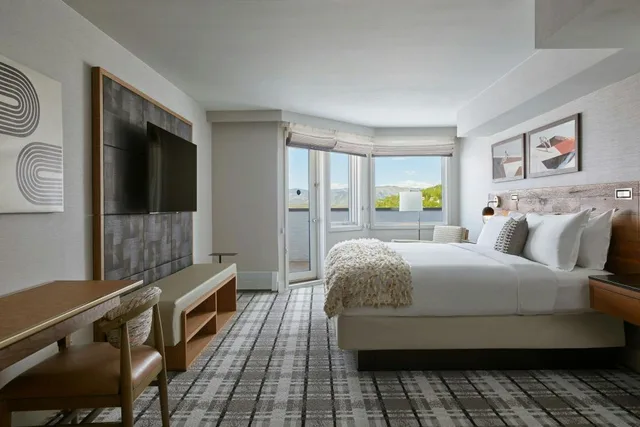 1 Bedroom, Suite, King Bed, Summit View, Sofa، Viewline Resort Snowmass, Autograph Collection 2/3