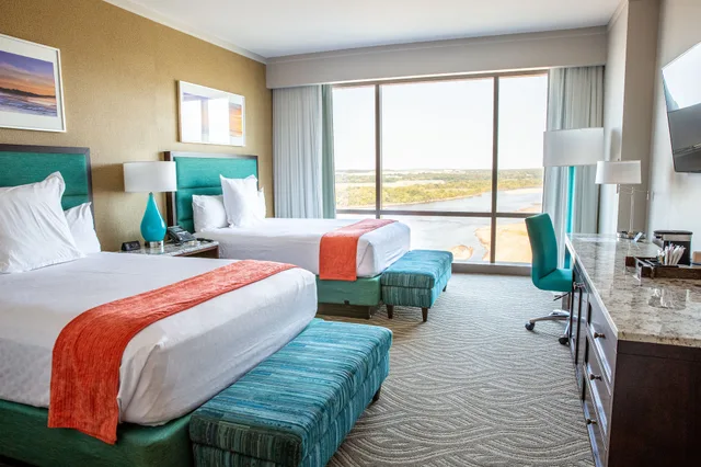 غرفة قياسية بسريرين كوين لذوي الإعاقة، River Spirit Casino Resort 1/4