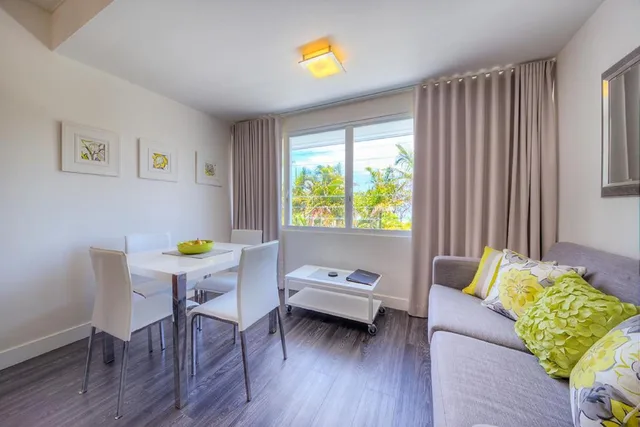 جناح أساسي بغرفة نوم واحدة بإطلالة جزئية على البحر بمطبخ صغير، Rosslyn Bay Resort 1/1