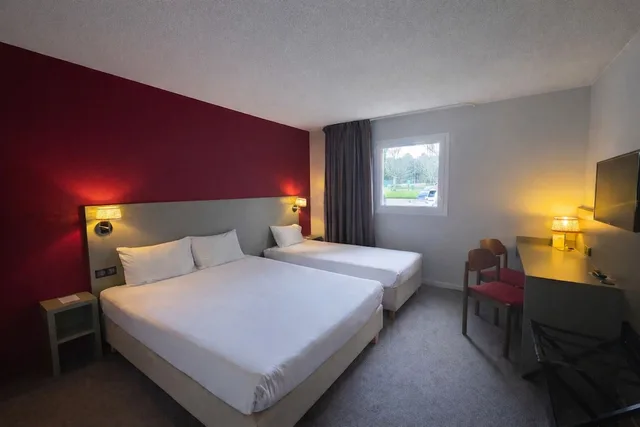 غرفة ثلاثية بسرير كوين وسرير فردي، Hotel the Originals Dax Nord Les Bruyeres 2/6