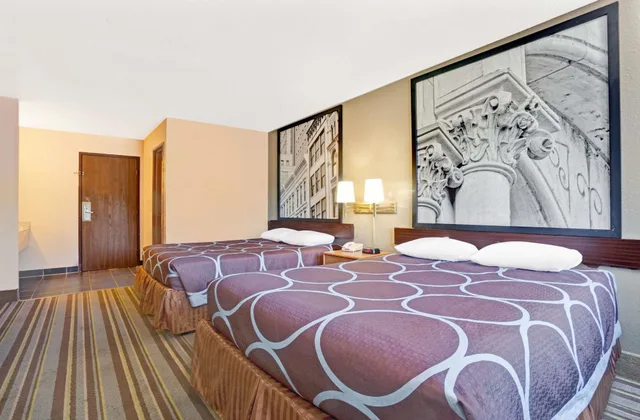 غرفة تنفيذية بسريرين كوين، Super 8 by Wyndham Louisville Airport 2/3