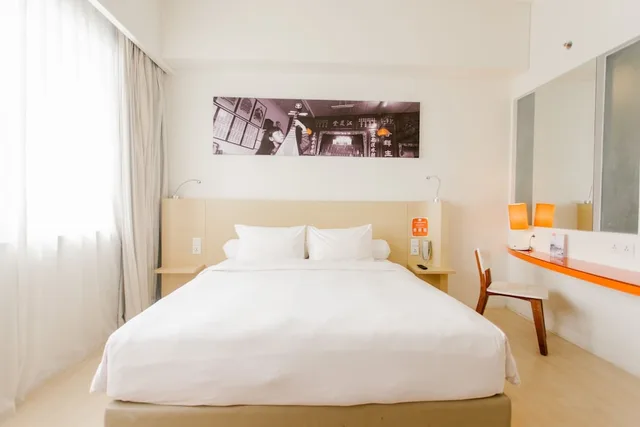 Harris, Unique, Double Bed، Harris Hotel Pontianak 5/10