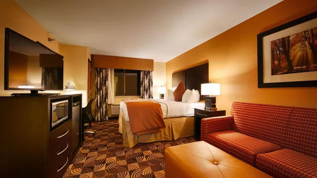 جناح بسرير كينج بغرفة نوم واحدة مع أريكة، Best Western Plus Whitewater Inn 2/4