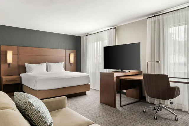 Studio, King Bed, Sofa, Residence Inn by Marriott Laval 2/5