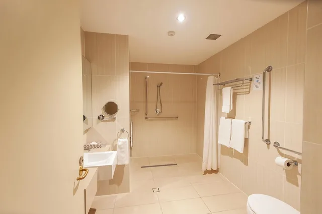غرفة بسرير كينج وسريرين منفصلين لذوي الإعاقة، Hotel Diana 4/4