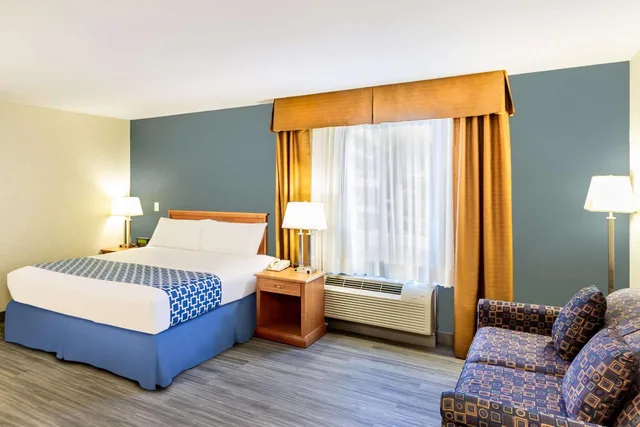 جناح بسرير كوين مع أريكة في المبنى الرئيسي، Econo Lodge Inn & Suites Calgary - University 1/7
