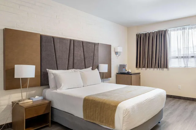 Room, Queen Bed, Hotel Montreal Metropolitan, an Ascend Collection Hotel 1/5