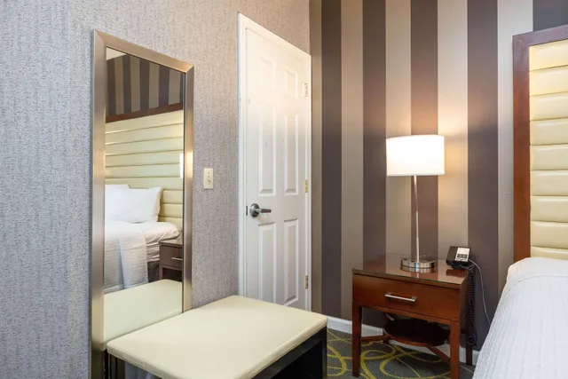 غرفة بسرير كينج بحوض استحمام لذوي الإعاقة، Best Western Plus Dixon Davis 10/10