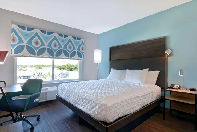 غرفة بسرير كينج بحوض استحمام لذوي الإعاقة، Tru By Hilton Fort Walton Beach 2/8