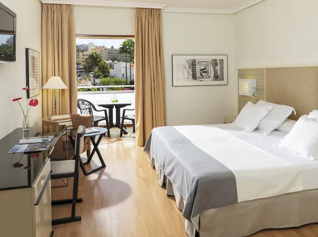 غرفة بشرفة مفردة بسريرين منفصلين، H10 Gran Tinerfe - Adults Only 2/5