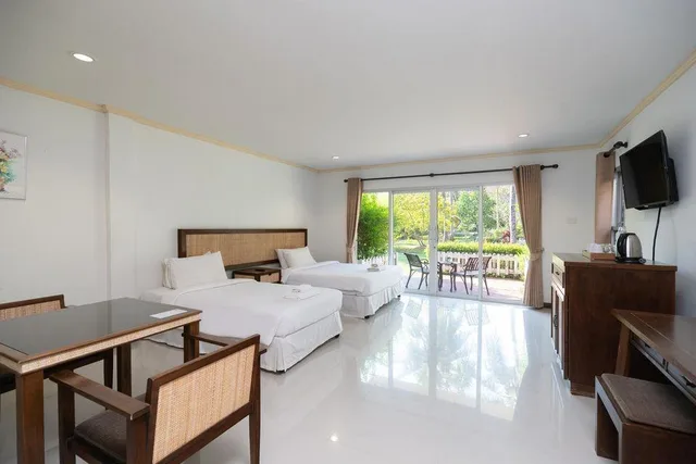 غرفة ديلوكس بسرير كوين وسرير فردي، Thara Cholapruek Resort 2/2