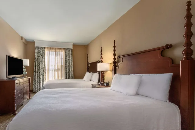 2 room suite - 2 queen beds - non smoking، Embassy Suites by Hilton Savannah Historic District 1/6