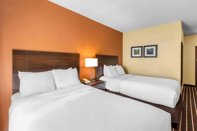 غرفة بسريرين مزدوجين لذوي الإعاقة، Comfort Inn & Suites Somerset - New Brunswick 1/6