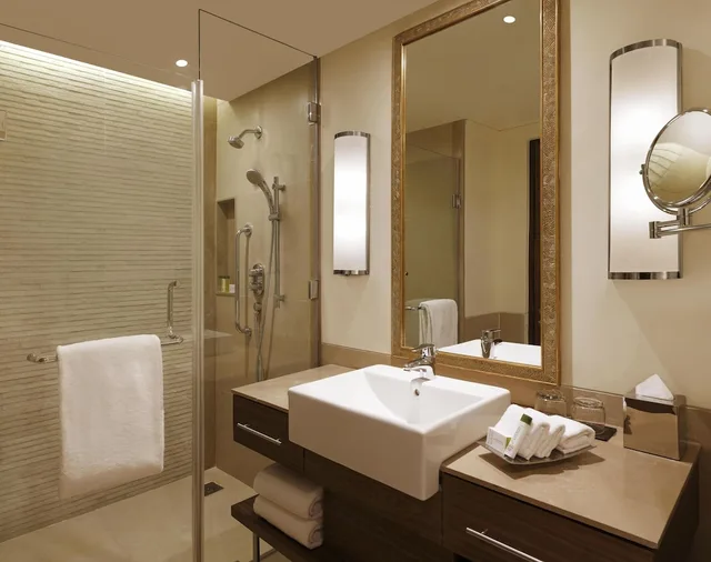 غرفة بسرير كينج، DoubleTree by Hilton Agra 7/9
