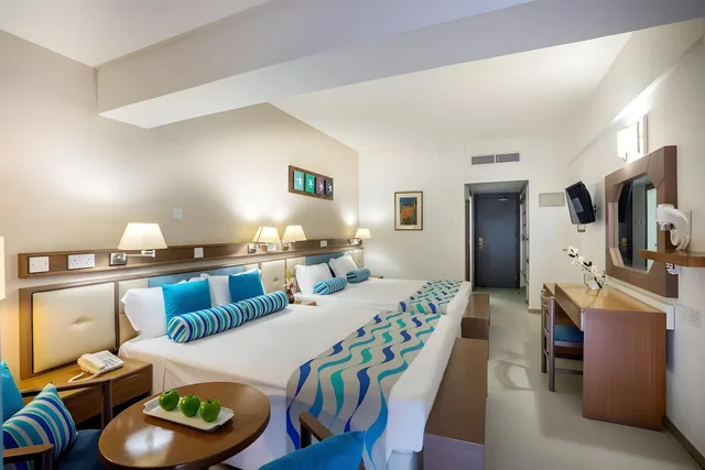 غرفة عائلية بإطلالة جزئية على البحر، Cavo Maris Beach Hotel 2/2