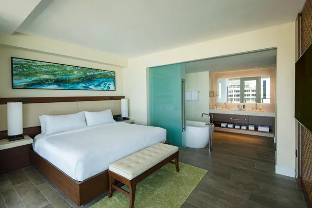 Room, King Bed, Partial Gulf View, Balcony، JW Marriott Marco Island Beach Resort 3/5