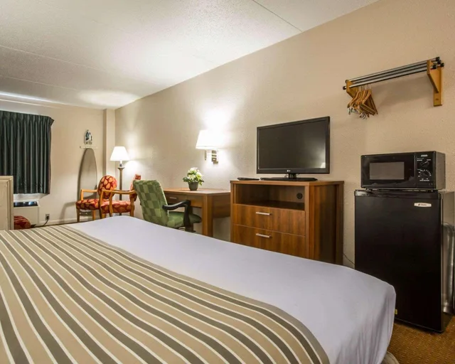 جناح بسرير كينج، Econo Lodge Inn & Suites at Fort Moore 2/3
