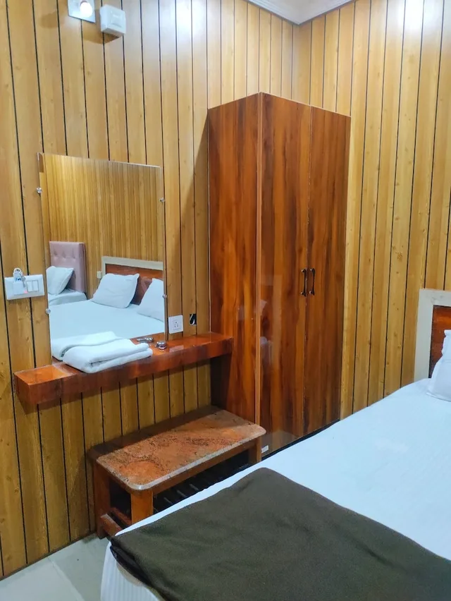 غرفة اقتصادية ثلاثية بسرير كينج وسرير فردي، Hotel Govind Heights 2/2