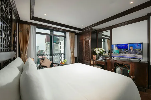 Senior, Double Bed, French Balcony, MAY DE VILLE Crown Hotel 1/1