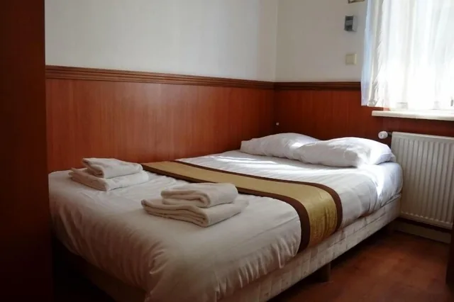 Basic, Double Bed, Shared Bathroom, Continental Hotel 1/5