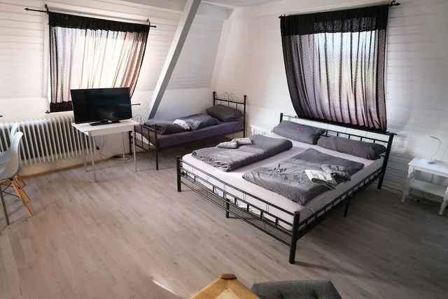 غرفة أساسية رباعية بسرير كينج مع أريكة، B+B Hotel Sonnenmatte Near Badeparadies 8/10