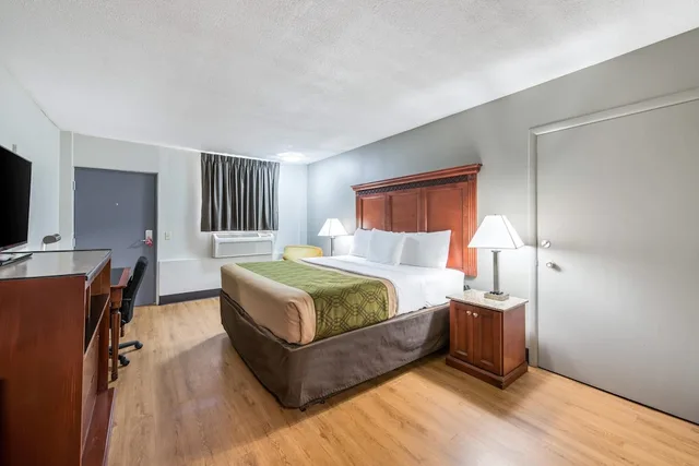 غرفة قياسية بسرير كينج، Rodeway Inn St. Joseph MI 2/8