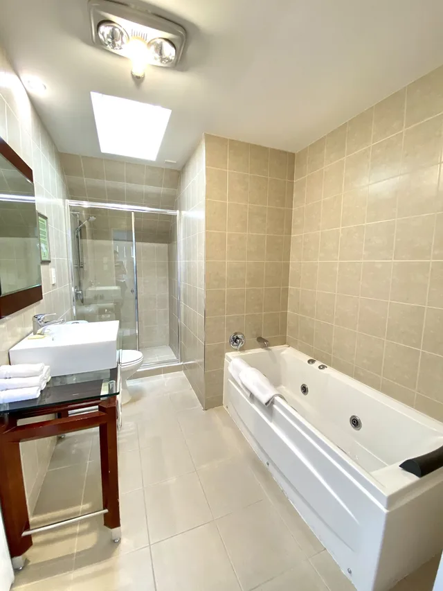 بنتهاوس عائلي بسرير كوين وسريرين كينج بـ3 غرف نوم، Alpha Motel Luxury Apartments 6/9