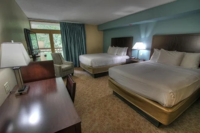 غرفة تنفيذية رباعية بسريرين كوين، The Greystone Lodge on the River 1/7