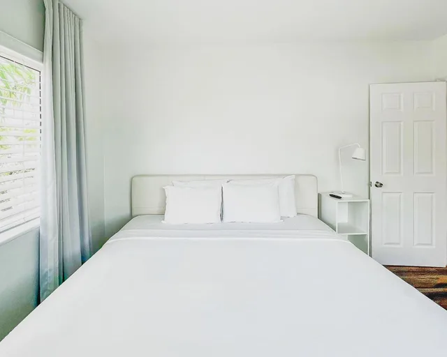 غرفة بسرير كينج بغرفة نوم واحدة مع أريكة، Tranquilo A North Beach Village Resort Hotel 1/4
