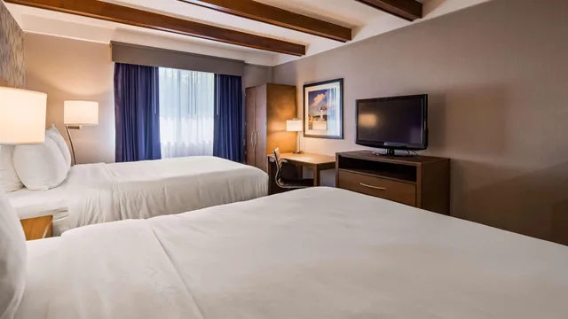 غرفة بسريرين مزدوجين، Best Western Plus Portsmouth Hotel And Suites 2/3