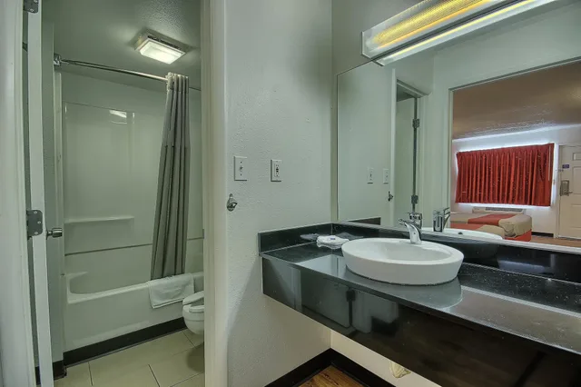 غرفة قياسية بسريرين كوين للمدخنين، Motel6 Lima, OH 6/6