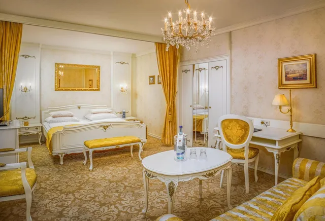 جناح جونيور، SCHLOSSHOTEL ROMISCHER KAISER 7/8