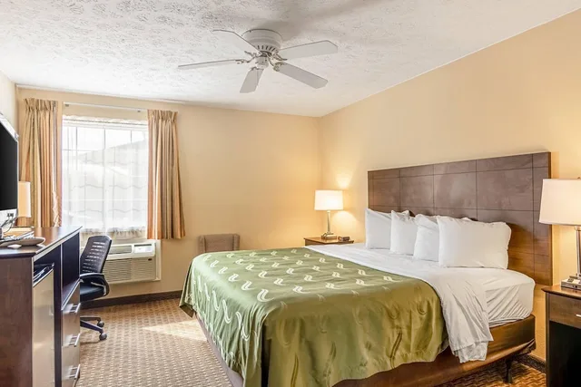 Room, King Bed, Accessible, Quality Inn Burkeville Hwy 360 & 460 1/6