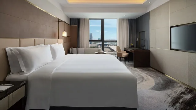 غرفة كلاسيكية بسرير كينج بإطلالة على المدينة، InterContinental Zhengzhou Zhengdong by IHG 2/6