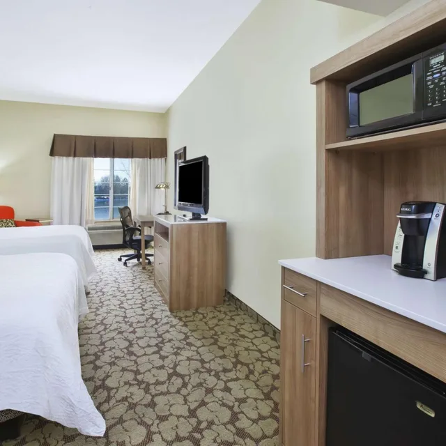 غرفة ديلوكس بسرير كينج وسريرين كوين بإطلالة على البحيرة، Hilton Garden Inn Wichita Hotel 9/9