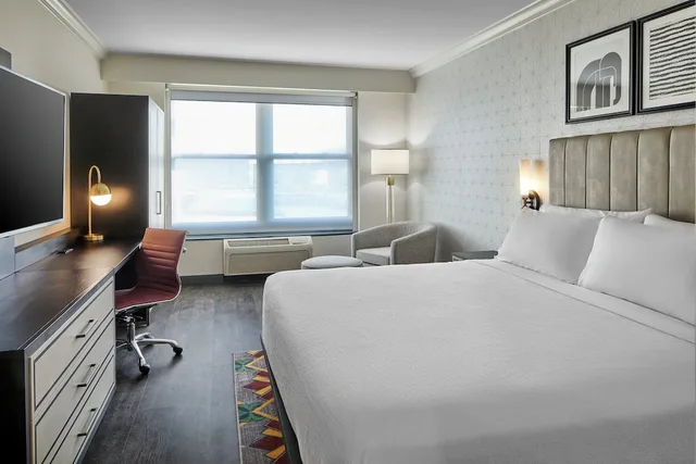 غرفة قياسية بسرير كينج مع أريكة، Hotel Indigo Cleveland Downtown 2/8