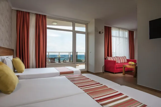 جناح جونيور بشرفة، Miramar Hotel 1/3