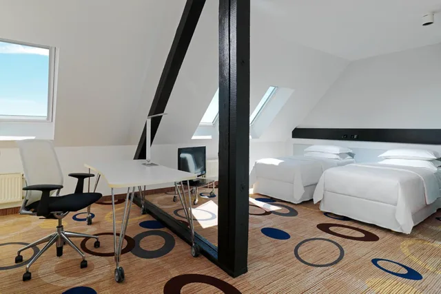 غرفة تنفيذية بسريرين منفصلين، Sheraton Hannover Pelikan Hotel 1/3